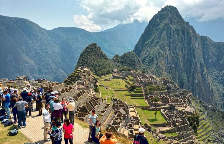 Turistas explorando la ciudadela de Machu Picchu en Cusco, Perú - Tour cultural por el Valle Sagrado